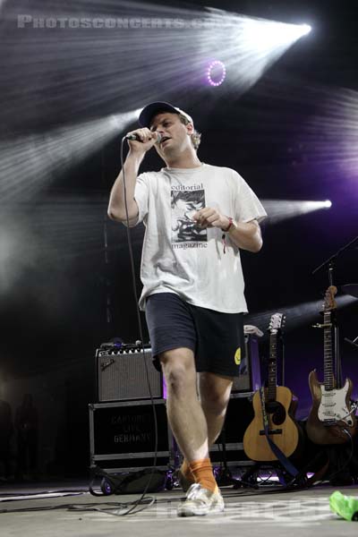 MAC DEMARCO - 2019-07-06 - HEROUVILLE SAINT CLAIR - Chateau de Beauregard - Scene John - 